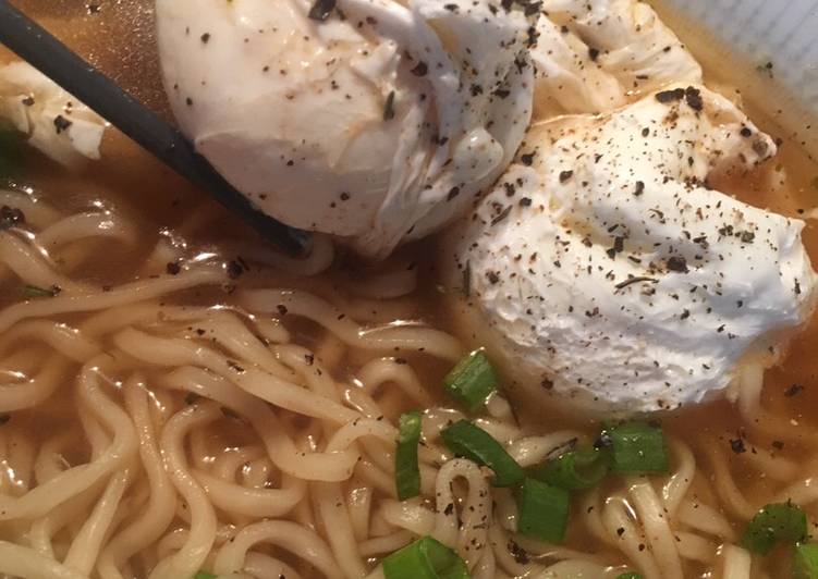 Huevo pochado en Ramen sencillo 🍜