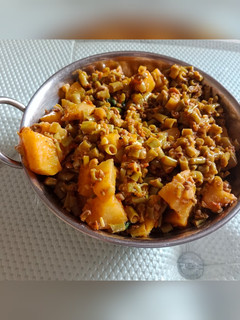 लोबिया फली और आलू (Lobiya Phali aur Aloo Recipe in Hindi) रेसिपी मुख्य फोटो