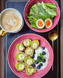 全麥吐司牛油果香蕉卷🥑🍌+藍莓優格🫐+蛋蔬菜沙拉🥗+低脂奶熱拿鐵☕️