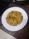 Potaje de garbanzos con carne de cochino y espinacas