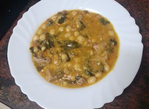 Una foto de Potaje de garbanzos con carne de cochino y espinacas