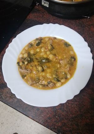 Una foto de Potaje de garbanzos con carne de cochino y espinacas