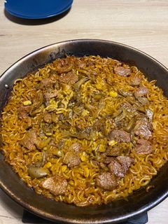 Una foto de Fideuá de carne y setas