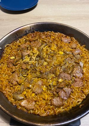 Una foto de Fideuá de carne y setas