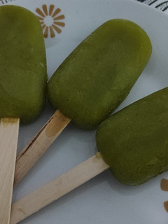 Una foto de Helados de banana y kiwi (con espinaca)