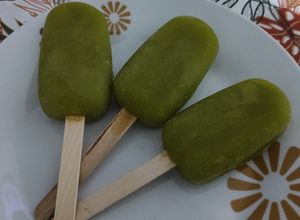 Una foto de Helados de banana y kiwi (con espinaca)