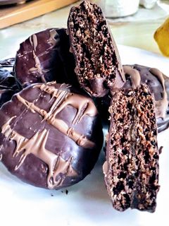 Una foto de Alfajores de chocolate, avena y dulce de leche