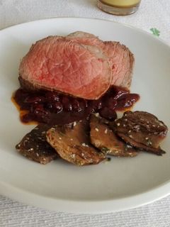 Una foto de Roti de ternera con salsa de arándanos