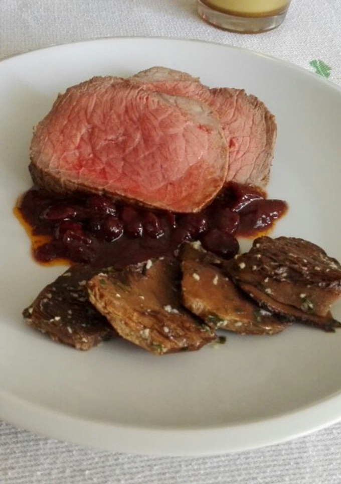Una foto de Roti de ternera con salsa de arándanos