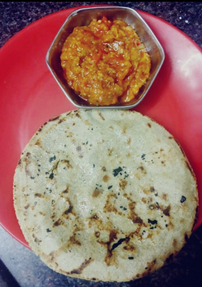બાજરી ના રોટલા (Bajri rotla Recipe in Gujarati) રેસીપી મુખ્ય ફોટો