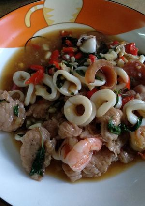 รูปของ กะเพราหมูซีฟู้ด กุ้งหมึก + ไข่ดาวเละ