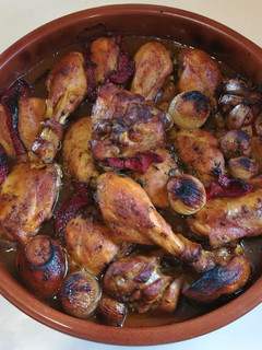 Una foto de Muslos y contramuslos de pollo  con ajos y limones