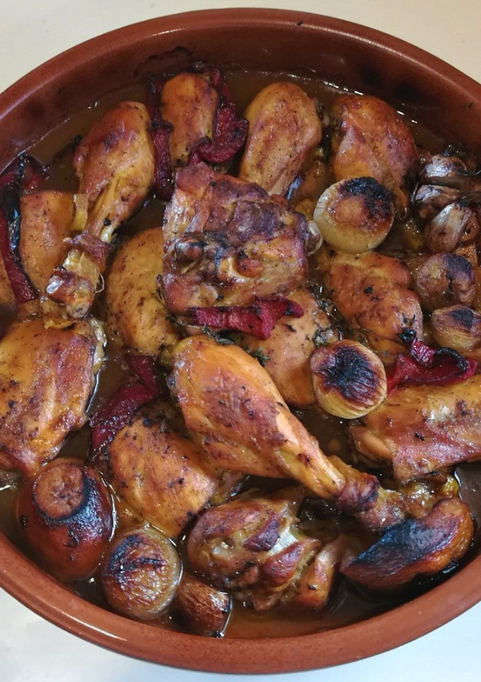 Una foto de Muslos y contramuslos de pollo  con ajos y limones