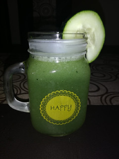Una foto de Agua de limón 🍋 con pepino 🥒
