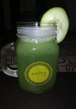 Una foto de Agua de limón 🍋 con pepino 🥒