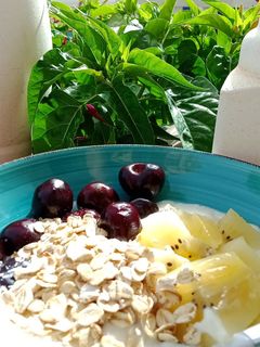 Una foto de Yogur con avena y frutas