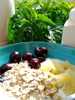 Una foto de Yogur con avena y frutas