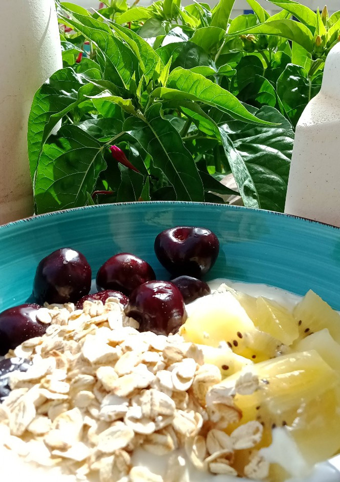 Una foto de Yogur con avena y frutas