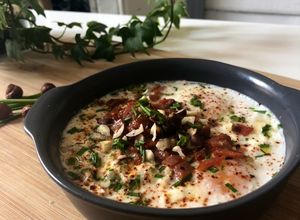 Une photo de Œuf cocotte chèvre, noisettes et lonzo grillé 🍖