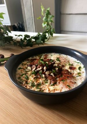 Une photo de Œuf cocotte chèvre, noisettes et lonzo grillé 🍖