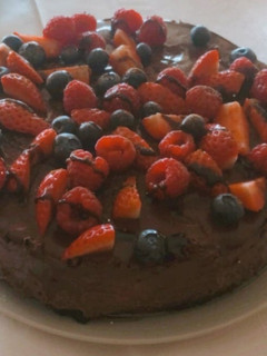 Foto de Bolo de Chocolate com Leite Condensado e Frutos Vermelhos