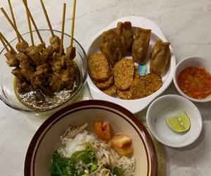 Praktis, Menyajikan Sate ayam kuah pelengkap soto semarang Nikmat Lezat