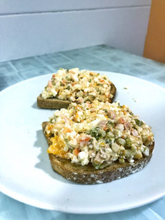 Una foto de Tostas de ensalada de atún