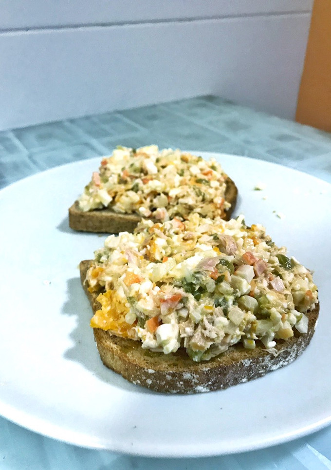 Una foto de Tostas de ensalada de atún