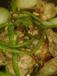 Una foto de Pollo con verduras y piñones en salsa