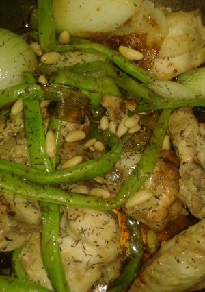 Foto principal de Pollo con verduras y piñones en salsa