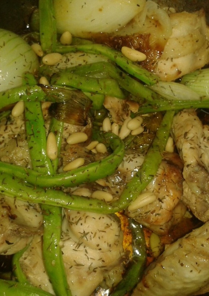 Una foto de Pollo con verduras y piñones en salsa