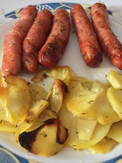 Una foto de Salchichas de pollo con patatas al horno