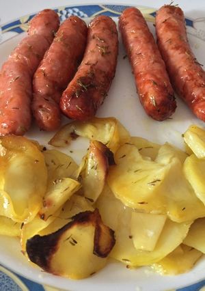Una foto de Salchichas de pollo con patatas al horno