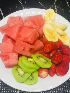 Una foto de Ensalada de Frutas Sandía, Fresas, kiwi, Plátano!!
