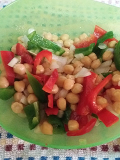 Una foto de Ensalada de garbanzos