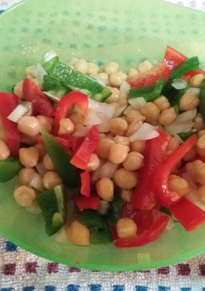 Una foto de Ensalada de garbanzos