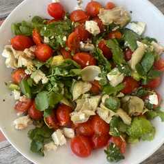Foto principal de Ensalada con queso feta y alcachofas