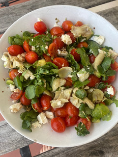 Una foto de Ensalada con queso feta y alcachofas