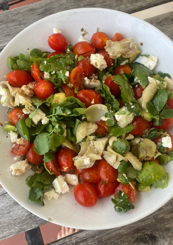 Una foto de Ensalada con queso feta y alcachofas