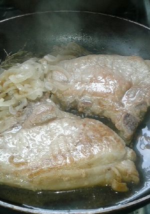 Una foto de Bifes de cerdo con salsa de cerveza