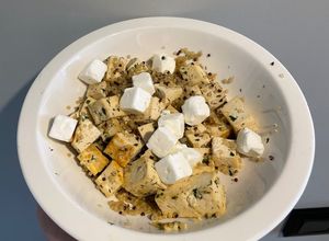 Una foto de Tofu con quinoa y queso feta