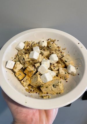 Una foto de Tofu con quinoa y queso feta