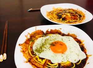 Una foto de Tortilla de repollo Japonés Okonomiyaqui Okonomiyaki🇺🇾🇯🇵お好み焼き