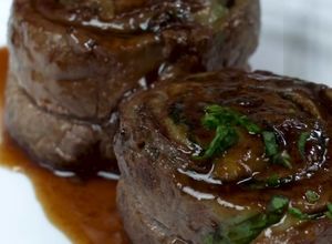 Foto de Bife à Rolê com Molho de Saquê e Mel