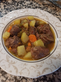 Una foto de Carrillada con patatas