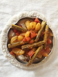 સરગવા બટાકા નું શાક (Saragva Bataka Shak Recipe In Gujarati) રેસીપી મુખ્ય ફોટો