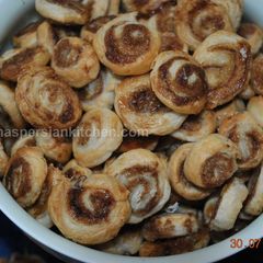 A picture of Tiny Cinnamon Rolls شیرینی رول دارچینی.