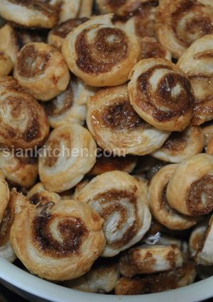 A picture of Tiny Cinnamon Rolls شیرینی رول دارچینی.