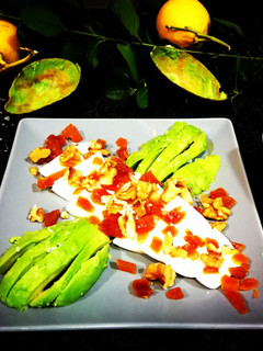 Una foto de Desayuno de aguacate, queso fresco 0%y orejones