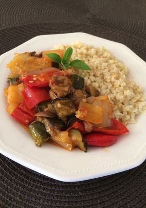 Nyári zöldséges ragu bulgurral recept fotója